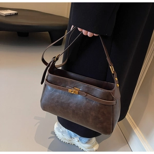 Dettaglio borsa a tracolla vintage marrone scuro con pelle testurizzata e chiusura dorata