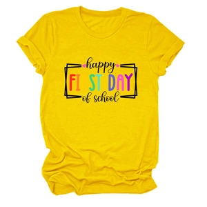 Dettaglio della stampa Happy First Day of School su t-shirt gialla in cotone girocollo