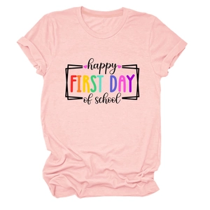 Dettaglio della maglietta rosa per la scuola con stampa colorata happy first day of school