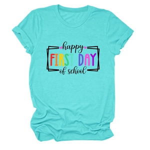 Dettaglio in piano della maglietta verde menta con stampa Happy First Day of School