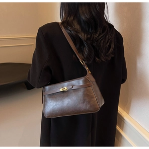 Dettaglio della borsa a spalla vintage in ecopelle marrone scuro con chiusura a scatto