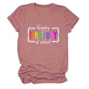 Dettaglio testo happy FIRST DAY of school su t-shirt rosa polvere in cotone girocollo