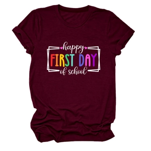 Dettaglio di maglietta bordeaux con stampa colorata Happy First Day of School per scuola