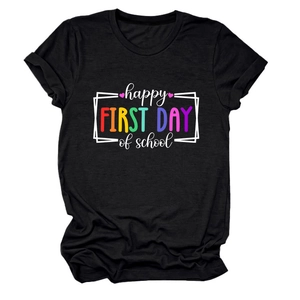 Dettaglio della stampa happy first day of school su una t-shirt nera a maniche corte