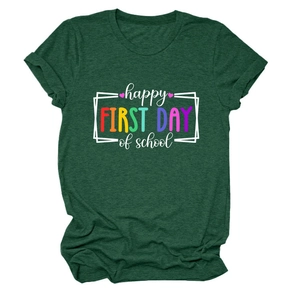 Dettaglio della stampa colorata Happy First Day of School sulla t-shirt verde scuro