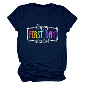 Dettaglio maglietta in cotone blu navy con stampa colorata per il primo giorno di scuola