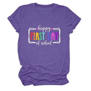 Dettaglio della maglietta viola per il rientro a scuola con scritte Happy First Day