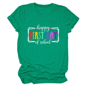 Dettaglio flat lay della maglietta verde girocollo con stampa happy first day of school