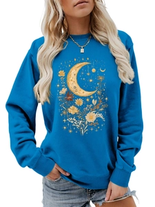 Dettaglio felpa blu girocollo con stampa grafica di luna e fiori in colori vivaci