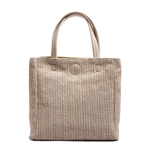 Minimalistische beige gewebte Strohtasche mit V-Muster-Textur und Tragegriffen für Strand