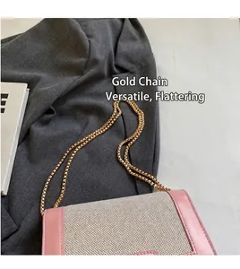 Detail der eleganten Goldkette an der rosa-beige gewebten Leder-Umhängetasche