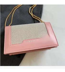 Detail der rosa-beige Patchwork-Tasche mit Goldkette und FASHION & BAGS Prägung