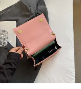 Draufsicht auf die rosa Umhängetasche mit viel Platz für Smartphone und Make-up