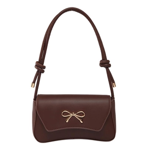 Borsa a spalla marrone cioccolato minimalista con fibbia a fiocco oro e tracolla a nodo