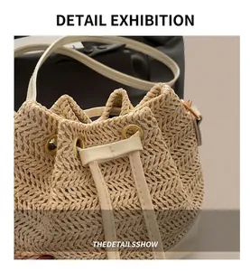 Détail du tissage en paille avec cordon de serrage en similicuir crème et œillets métalliques