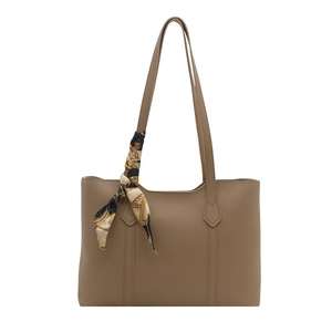 Bolso tote caqui minimalista en cuero suave con un pañuelo de seda decorativo