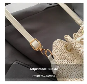 Détail de la bandoulière réglable en cuir PU blanc et de la boucle dorée du sac
