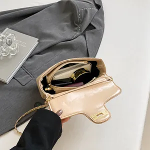 Εσωτερική όψη που δείχνει τη χωρητικότητα και τις θήκες της μπεζ καπιτονέ τσάντας