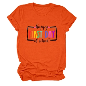 Dettaglio della maglietta arancione con stampa colorata happy first day of school