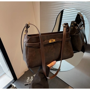 Dettaglio della borsa a tracolla vintage marrone con chiusura girevole dorata opaca
