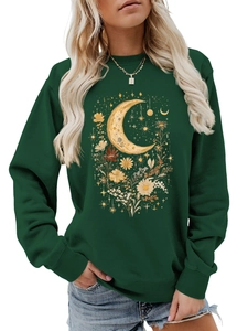 Dettaglio della stampa vintage con luna e fiori su felpa girocollo verde scuro