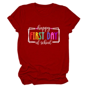 Dettaglio della maglietta bordeaux con stampa colorata Happy First Day of School