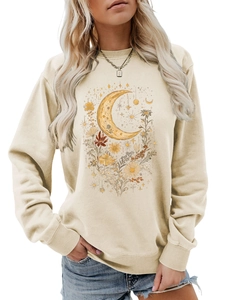 Dettaglio della stampa floreale vintage con luna e margherite sulla felpa beige a maniche lunghe