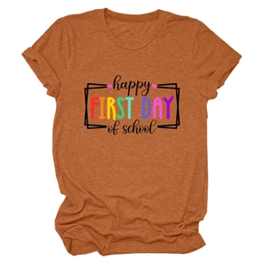 Dettaglio maglietta rosso ruggine con stampa colorata Happy First Day of School per donna