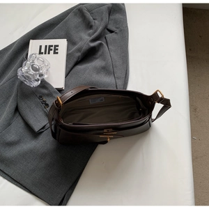 Vista interna della borsa vintage marrone con ampio scomparto e chiusura in metallo