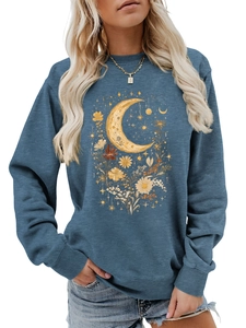 Dettaglio della felpa girocollo blu scuro con stampa grafica vintage di luna e fiori