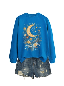 Dettaglio della felpa blu con stampa luna e fiori e pantaloncini di jeans strappati