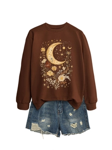 Dettaglio felpa marrone scuro con stampa floreale luna e pantaloncini di jeans sfilacciati