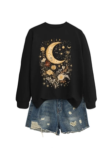 Dettaglio della stampa vintage con luna e fiori su felpa nera e pantaloncini denim