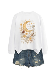 Dettaglio della felpa a maniche lunghe con stampa luna e fiori e shorts di jeans