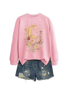 Dettaglio della felpa rosa con ricamo di luna dorata e fiori in stile vintage
