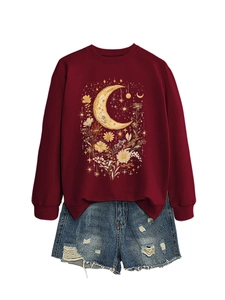 Dettaglio della felpa bordeaux con stampa vintage luna e fiori con shorts di jeans