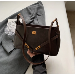 Dettaglio borsa a spalla vintage in pelle caffè con chiusura dorata e cinturino laterale