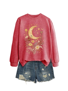 Dettaglio della felpa rosa con stampa floreale luna e pantaloncini in denim usurati