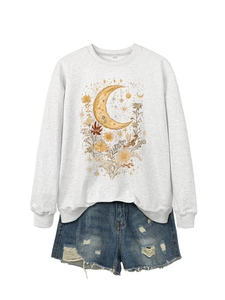 Dettaglio della stampa floreale luna su felpa grigia con pantaloncini in denim usurati