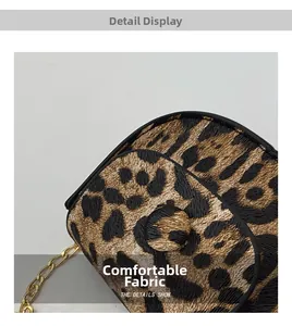 Detail der Tasche mit Leopardenmuster, Goldkette und hochwertigem, strukturiertem Stoff