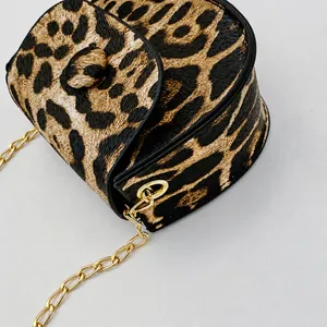 Detaillierte Nahaufnahme der Mini-Tasche mit Leopardenmuster, Goldkette und Hardware