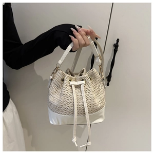 Détails du sac seau tissé avec bordure en cuir blanc et fermoir à cordon doré poli