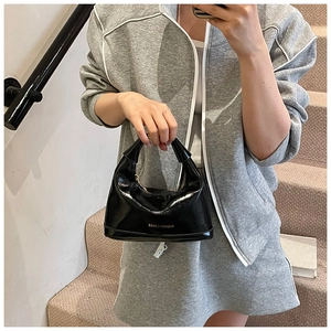 Dettaglio della borsa hobo in vernice nera con la scritta stampata Fashion & Bags