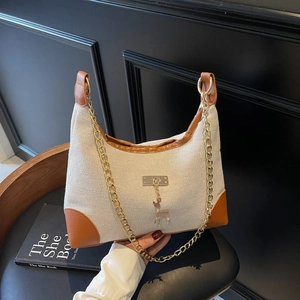 Borsa tote stile francese in rete beige, finiture in pelle marrone e catena dorata
