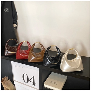 Cinq sacs à main croissants en cuir verni brillant dans divers coloris tendance