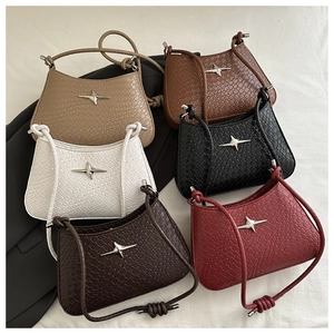 Détails de sacs à bandoulière tressés en kaki, café, blanc, noir et bordeaux chic