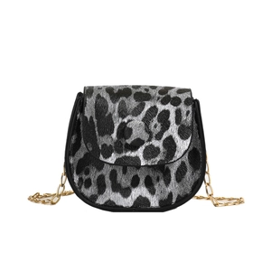 Mini-Umhängetasche mit Leopardenmuster, silberner Textur und goldener Gliederkette für Damen