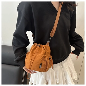 Detail der orangebraunen Nylon-Beuteltasche mit Netzseitentasche und Kordelzugverschluss