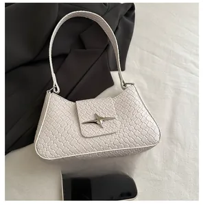 Detailansicht der gewebten Schultertasche mit silberner Sternschnalle und weißem Stoff