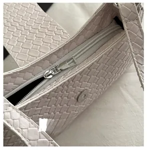 Detailansicht des glatten Metallreißverschlusses und der Webstruktur dieser Tasche